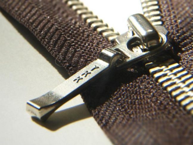 RESOLUCIÓN por la que se declara el inicio del procedimiento administrativo de examen de vigencia de la cuota compensatoria impuesta a las importaciones de cierres de metal originarias de la República Popular China, independientemente del país de procedencia.